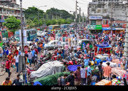 Dhaka, Bangladesh. 24 juillet 2020. Les bangladais ne maintiennent pas de distance sociale en faisant des achats avant Eid, pendant la pandémie COVID-19. Crédit : SOPA Images Limited/Alamy Live News Banque D'Images