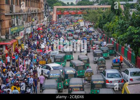 Dhaka, Bangladesh. 24 juillet 2020. Les bangladais ne maintiennent pas de distance sociale en faisant des achats avant Eid, pendant la pandémie COVID-19. Crédit : SOPA Images Limited/Alamy Live News Banque D'Images