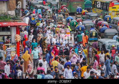 Dhaka, Bangladesh. 24 juillet 2020. Les bangladais ne maintiennent pas de distance sociale en faisant des achats avant Eid, pendant la pandémie COVID-19. Crédit : SOPA Images Limited/Alamy Live News Banque D'Images