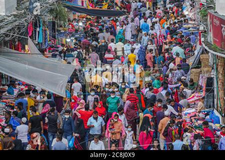 Dhaka, Bangladesh. 24 juillet 2020. Les bangladais ne maintiennent pas de distance sociale en faisant des achats avant Eid, pendant la pandémie COVID-19. Crédit : SOPA Images Limited/Alamy Live News Banque D'Images