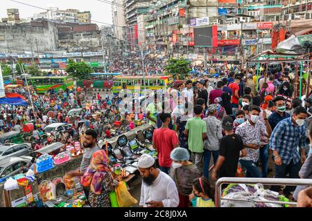 Dhaka, Bangladesh. 24 juillet 2020. Les bangladais ne maintiennent pas de distance sociale en faisant des achats avant Eid, pendant la pandémie COVID-19. Crédit : SOPA Images Limited/Alamy Live News Banque D'Images