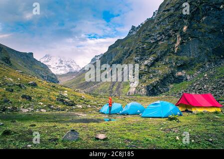 Vue panoramique sur le paysage du camping lors d'une randonnée jusqu'au col de Hamta, chaîne de montagnes PIR Panjal dans l'Himalaya. C'est un couloir entre Lahaul et la vallée de Spiti Banque D'Images