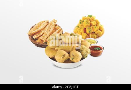 Gota Methi (fenugrec) Pakoda, piment, pomme de terre Pakoda Pakoda (vada) ou beignets indiens la collation, bhajiya, fond blanc, photographi - Image Banque D'Images