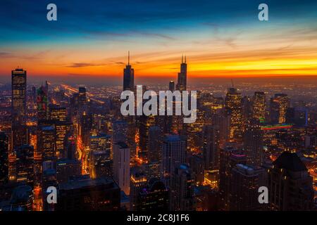 Vue aérienne sur les gratte-ciel de Chicago juste après le sinset Banque D'Images