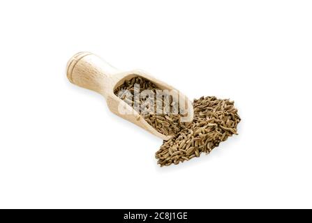Ingrédients alimentaires : tas de cumin dans une pelle en bois, sur fond blanc Banque D'Images