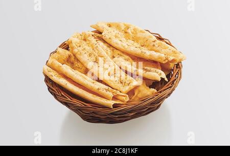 Fafda Gathiya (fafda jalebi) est une collation très populaire de Gujarati, bol blanc sur fond blanc, sac d'emballage de la rue commune snack de l'Inde. Banque D'Images