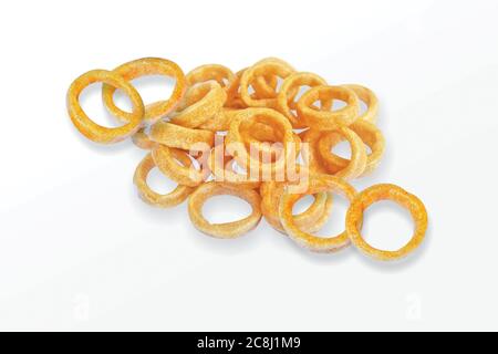 Collation épicée aux anneaux de maïs, aux anneaux d'oignon fryum, pile de grains de maïs croustillants, en-cas à la crème et à l'oignon, mini anneau (Fryums - Frymus) isolé sur fond blanc, SW Banque D'Images