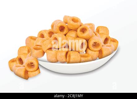 Collation épicée aux anneaux de maïs, aux anneaux d'oignon fryum, pile de grains de maïs croustillants, en-cas à la crème et à l'oignon, mini anneau (Fryums - Frymus) isolé sur fond blanc, SW Banque D'Images