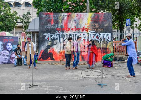 Dhaka, Bangladesh. 24 juillet 2020. Des manifestants se rassemblent à Shahbag pendant la manifestation.des artistes et des journalistes protestent contre la persécution et l'arrestation de collègues artistes et journalistes en vertu de la loi draconienne sur la sécurité numérique, pendant la pandémie COVID-19. Crédit : SOPA Images Limited/Alamy Live News Banque D'Images