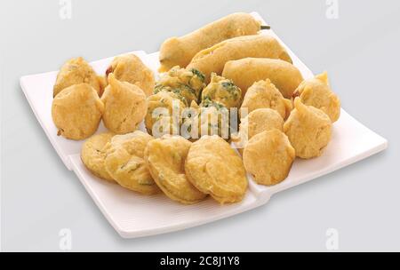 Gota Methi (fenugrec) Pakoda, piment, pomme de terre Pakoda Pakoda (vada) ou beignets indiens la collation, bhajiya, fond blanc, photographi - Image Banque D'Images