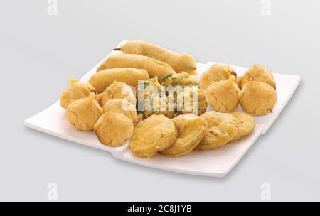 Gota Methi (fenugrec) Pakoda, piment, pomme de terre Pakoda Pakoda (vada) ou beignets indiens la collation, bhajiya, fond blanc, photographi - Image Banque D'Images