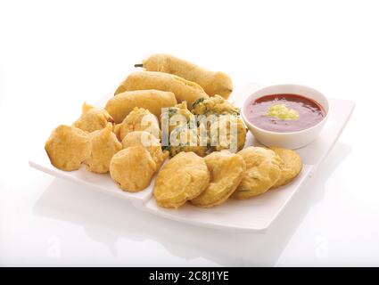 Gota Methi (fenugrec) Pakoda, piment, pomme de terre Pakoda Pakoda (vada) ou beignets indiens la collation, bhajiya, fond blanc, photographi - Image Banque D'Images