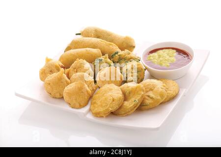 Gota Methi (fenugrec) Pakoda, piment, pomme de terre Pakoda Pakoda (vada) ou beignets indiens la collation, bhajiya, fond blanc, photographi - Image Banque D'Images