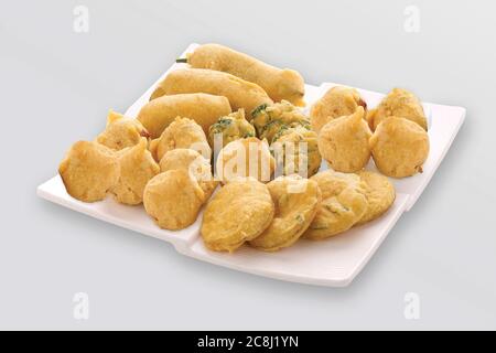 Gota Methi (fenugrec) Pakoda, piment, pomme de terre Pakoda Pakoda (vada) ou beignets indiens la collation, bhajiya, fond blanc, photographi - Image Banque D'Images