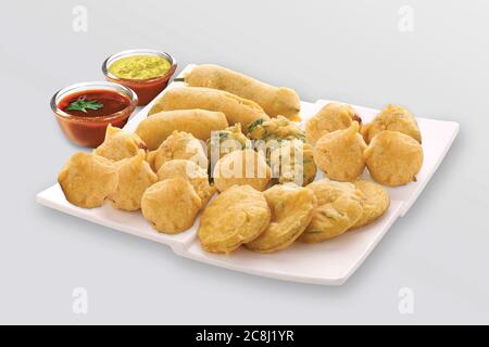 Gota Methi (fenugrec) Pakoda, piment, pomme de terre Pakoda Pakoda (vada) ou beignets indiens la collation, bhajiya, fond blanc, photographi - Image Banque D'Images