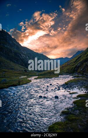 Coucher de soleil paysage naturel sur une randonnée à Hamta Pass, la chaîne de IRP Panjal dans l'Himalaya. C'est un petit couloir entre Lahaul et la vallée de Kullu. Banque D'Images