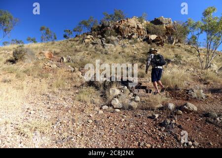 Personne se promenant jusqu'au site D de Riversleigh, site classé au patrimoine mondial de Riversleigh fossiles, Outback Queensland, Australie. Pas de MR Banque D'Images