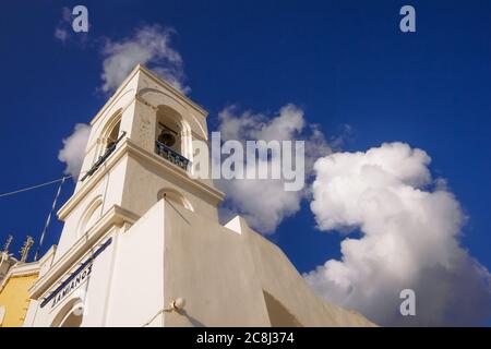 Église de marbre (Saints Cosmas et Damian) dans le village de Megalochori, Santorin Banque D'Images