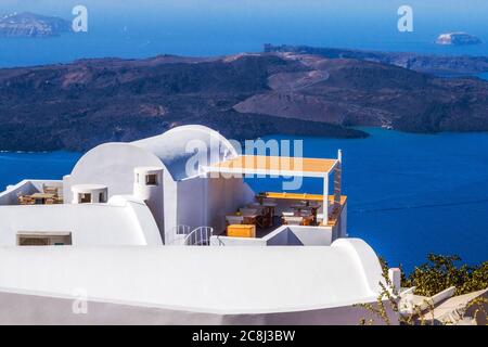 Villas de luxe donnant sur la caldeira à Fira, Santorin Banque D'Images