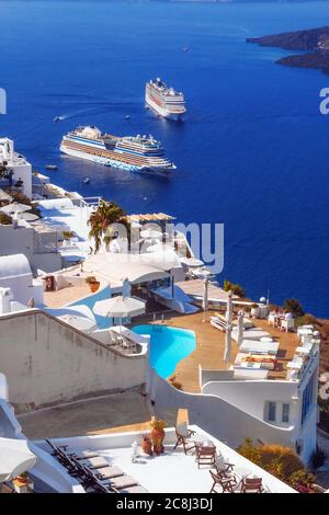 Villas de luxe donnant sur la caldeira à Fira, Santorin Banque D'Images