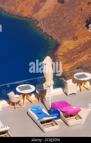 Villas de luxe donnant sur la caldeira à Fira, Santorin Banque D'Images