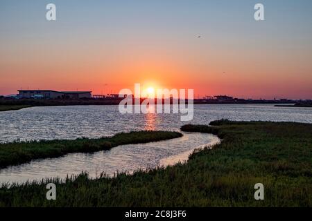 Coucher de soleil sur les terres humides et les marais pris à Bolsa Chica Wetland and Ecological Reserve à Huntington Beach, Californie, États-Unis Banque D'Images