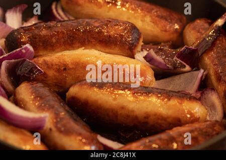 Saucisses de légumes friture dans la poêle avec des oignons, saucisses sans viande, basse poêle à frire dans une poêle Banque D'Images