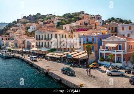 Vue de Symi depuis le haut. Symi est une petite île du Dodécanèse, en Grèce, qui étonne les visiteurs avec l'atmosphère calme et son architecture fabuleuse. Banque D'Images