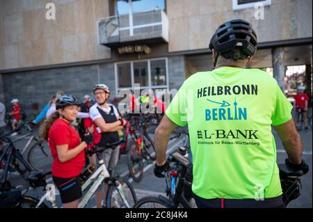 Heilbronn, Allemagne. 25 juillet 2020. Un homme portant un maillot avec l'inscription « Heilbronn --> Berlin » se dresse dans la cour de l'hôtel de ville au début de la « Classroom » à Berlin. L'ancien cycliste Orwin Czarnowski veut, entre autres choses, donner aux écoliers une compréhension de l'histoire et de la nature et leur enseigner un comportement respectueux de l'environnement lors de cette excursion à vélo. Credit: Sebastian Gollnow/dpa/Alay Live News Banque D'Images