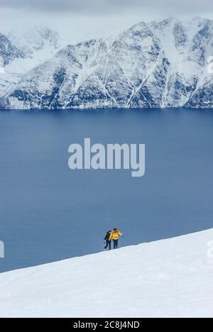 Skiez en montagne dans les alpes de Lyngen, au nord de la norvège Banque D'Images