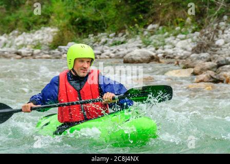 Homme sportif en kayak sur la rivière soca en slovénie Banque D'Images