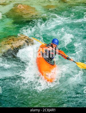 Homme sportif en kayak sur la rivière soca en slovénie Banque D'Images