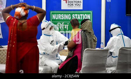 (200725) -- NEW DELHI, 25 juillet 2020 (Xinhua) -- UN travailleur médical vérifie l'état de santé d'un patient dans un centre de soins COVID-19 à New Delhi, Inde, 24 juillet 2020. Le ministère de la Santé de l'Inde a déclaré samedi matin que 757 nouveaux décès dus à la COVID-19, outre 48,916 nouveaux cas positifs, ont été signalés au cours des dernières 24 heures dans tout le pays, ce qui porte le nombre de décès à 31,358 et le nombre total de cas à 1,336,861. (Photo de Partha Sarkar/Xinhua) Banque D'Images