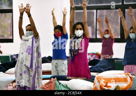 (200725) -- NEW DELHI, 25 juillet 2020 (Xinhua) -- les patients font du yoga dans un centre de soins COVID-19 à New Delhi, Inde, 24 juillet 2020. Le ministère de la Santé de l'Inde a déclaré samedi matin que 757 nouveaux décès dus à la COVID-19, outre 48,916 nouveaux cas positifs, ont été signalés au cours des dernières 24 heures dans tout le pays, ce qui porte le nombre de décès à 31,358 et le nombre total de cas à 1,336,861. (Photo de Partha Sarkar/Xinhua) Banque D'Images