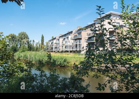 Lokeren, Belgique, 13 juillet 2020, appartements avec balcons et en premier plan la rivière de Durme Banque D'Images