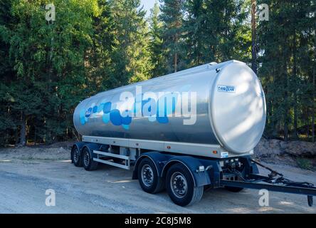 Remorque de réservoir de lait de camion en acier inoxydable garée à l'été . Propriété de la société finlandaise de produits laitiers Valio . Fabriqué par Tank Team , Finlande Banque D'Images
