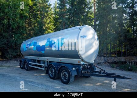 Remorque de réservoir de lait de camion en acier inoxydable garée à l'été . Propriété de la société finlandaise de produits laitiers Valio . Fabriqué par Tank Team , Finlande Banque D'Images