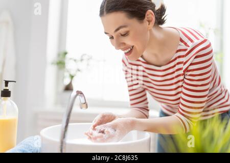 La personne se lave les mains frottant avec du savon. Protection contre le coronavirus. Prévention, hygiène pour arrêter la propagation du virus. Banque D'Images