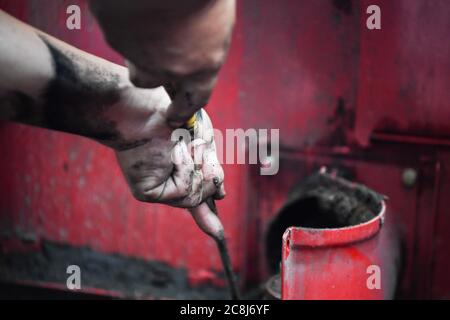 Changsha, province chinoise du Hunan. 21 juillet 2020. Tang Liehui fixe un reaper dans un champ du village de Tongxing de Yiyang City, dans la province de Hunan, au centre de la Chine, le 21 juillet 2020. Ces derniers jours, les agriculteurs de Yiyang ont été occupés à récolter du riz de début de saison et à transplanter du riz tardif. Crédit: Xue Yuge/Xinhua/Alay Live News Banque D'Images