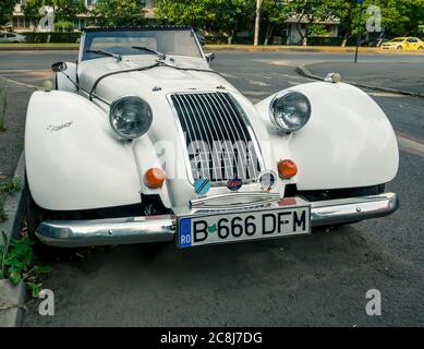 Bucarest/Roumanie - 07.15.2020: Véhicule Vinatgte classique de roadster Morgan fabriqué par la Morgan Motor Company dans les rues de Bucarest. Banque D'Images