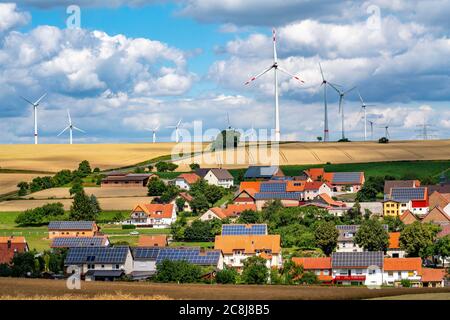 Place avec de nombreuses centrales photovoltaïques sur les toits des maisons, les centrales éoliennes au-dessus du village, Gembeck, district, la municipalité de Twistetal dans le Banque D'Images