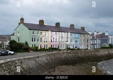 West End Terraces Beaumaris, Anglesey, pays de Galles, Royaume-Uni. Rangée de maisons en terrasse aux couleurs vives le long du front de mer. Maison britannique Banque D'Images