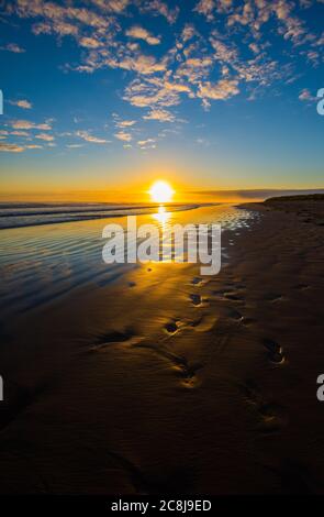 Lever du soleil sur Bamburgh Beach Northumberland Banque D'Images