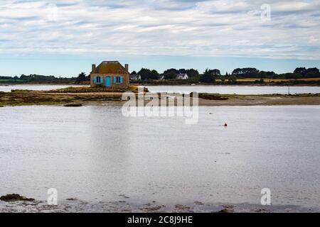 ÎLE DU SAINT-CADO, BRETAGNE, FRANCE : vue sur une maison bretonne typique située dans un illote près de l'île de Saint-Cado à marée basse. Banque D'Images