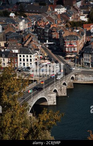 Vue imprenable sur la vieille ville et l'ancien pont sur la rivière en Belgique, Namur Banque D'Images