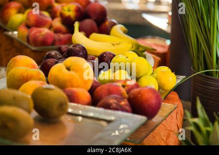 Variété de fruits sur une table de buffet dans un restaurant Banque D'Images