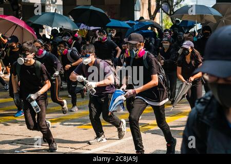 Hongkong - 18 novembre 2019 : des manifestants se sont présentés, fuyant des gaz lacrymogènes de la police sur le chemin de l'Université polytechnique assiégée pendant la Hong 2019 Banque D'Images