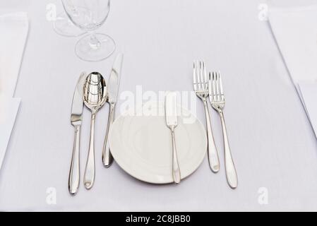 Table de fête, de mariage ou d'anniversaire avec couverts argentés. Banque D'Images