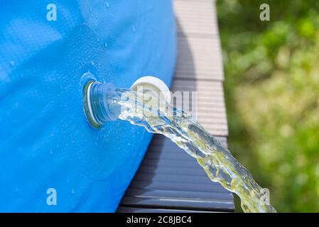 Drainage de l'eau d'une piscine gonflable extérieure. Concept de soins de piscine gonflable. Banque D'Images