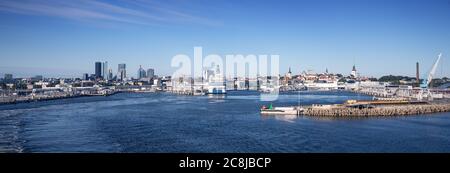 Vue sur le port dans le centre de Tallinn, Estonie. Vue sur les hauts bâtiments du centre de la capitale estonienne Banque D'Images